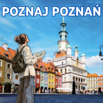 Kobieta z mapą patrzy na Ratusz w Poznaniu