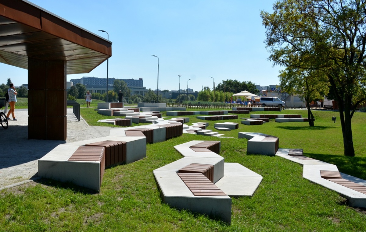 amfiteatr w parku ławki na trawiastym gruncie ustawione w półokrąg