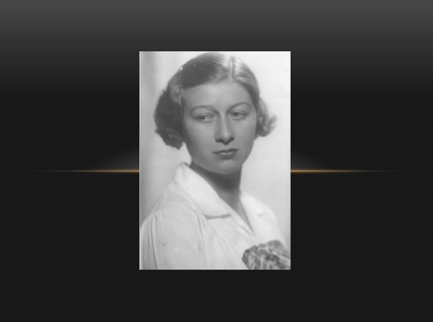 archiwalne czarno białe zdjęcie młodej kobiety w jasnej bluzce - grafika artykułu