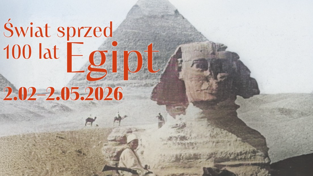 Archiwalne, czarno-białe zdjęcie przedstawiające Sfinksa na tle piramidy w Gizie. Na pierwszym planie widać piaszczysty teren, a w oddali sylwetki osób podróżujących na wielbłądach. Z lewej strony widać czerwone napisy. To tytuł i data wydarzenia, zawarte w treści artykułu.