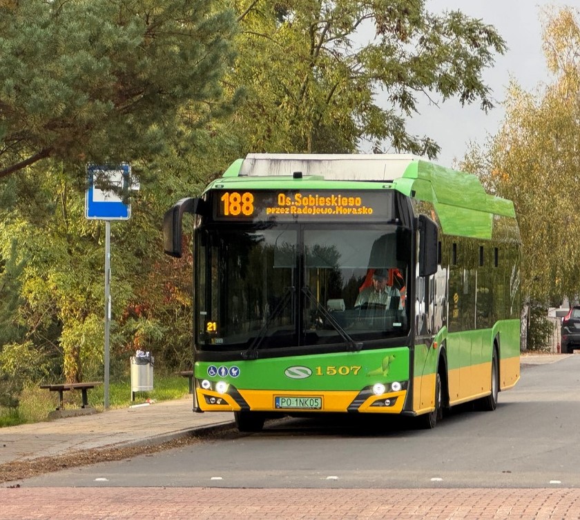 autobus komunikacji miejskiej w ruchu ulicznym - grafika artykułu