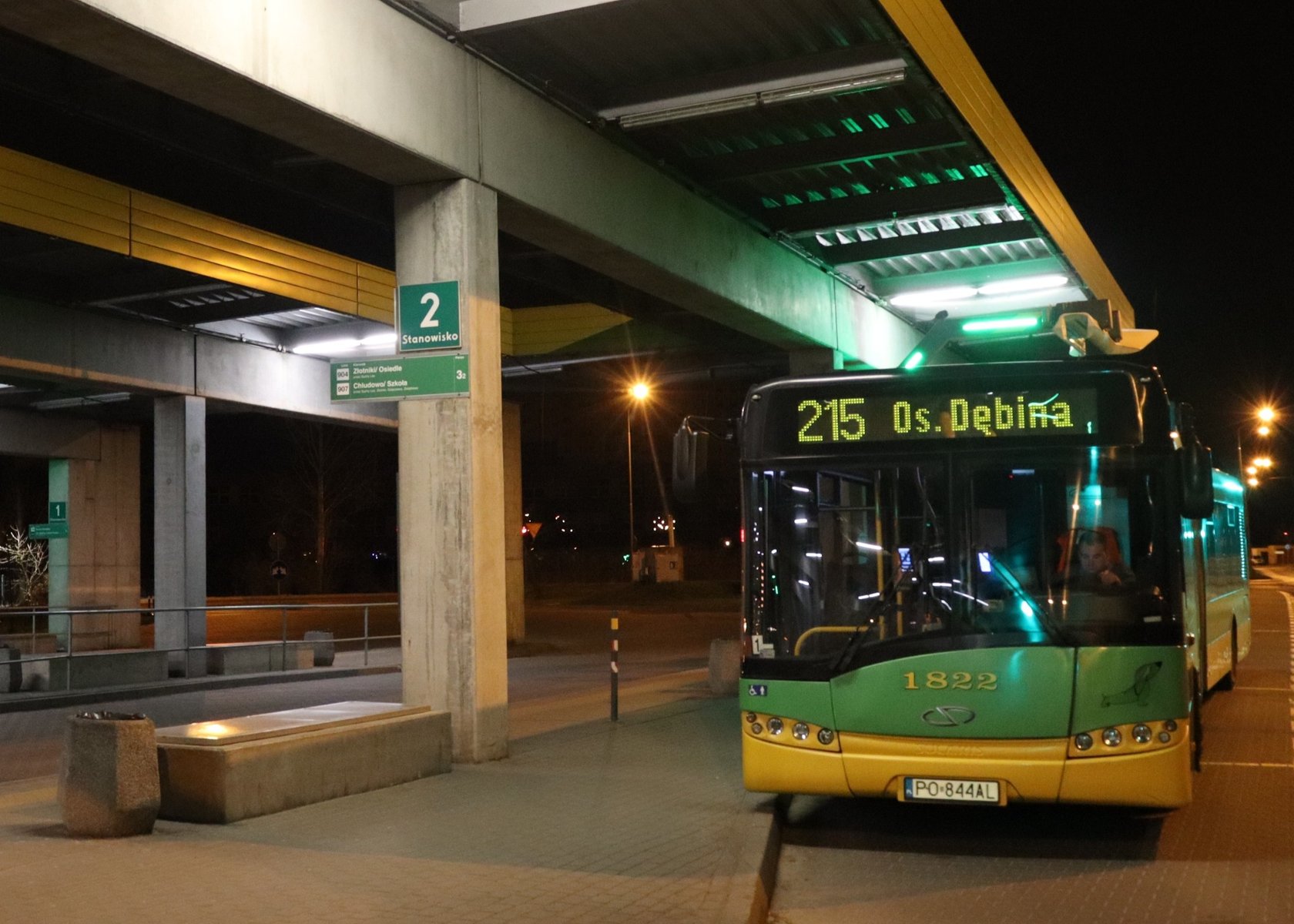 Autobus linii 215 na pętli Sobieskiego