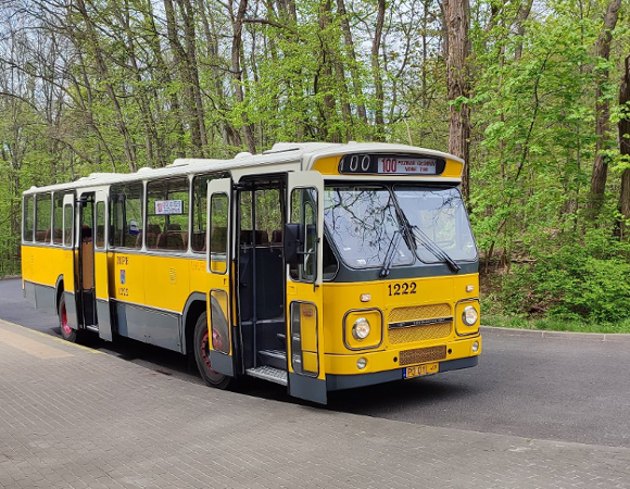 Autobus linii turystycznej nr 100 na pętli przy Nowym Zoo
