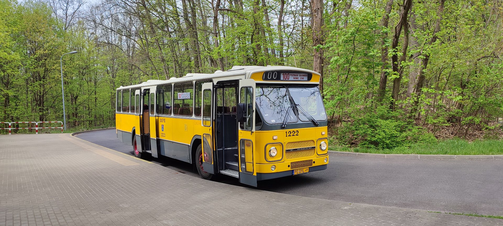 Autobus linii turystycznej nr 100 na pętli przy Nowym Zoo