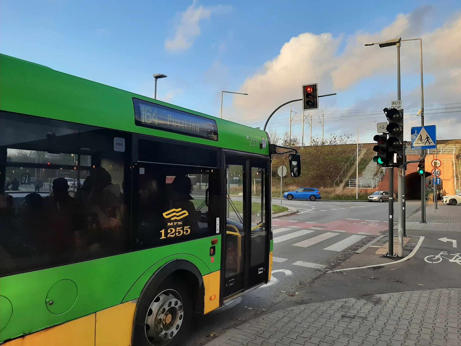 Autobus na buspasie na ul. Kościelnej przed tunelem, w tle tunel w nasypie kolejowym