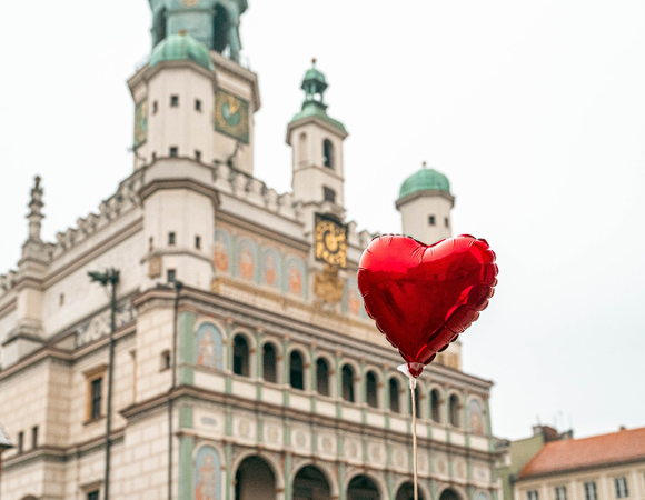 Balon w kształcie serca. W tle Ratusz