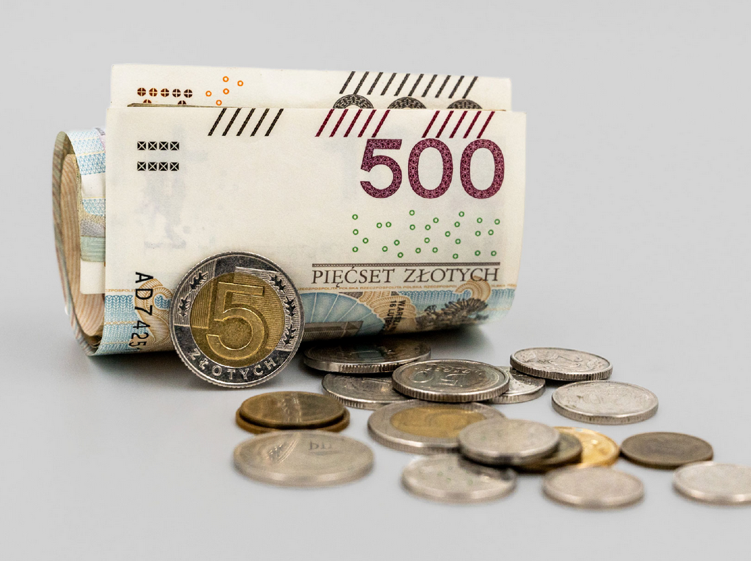 banknot 500 zł obok bilon o różnych nominałach