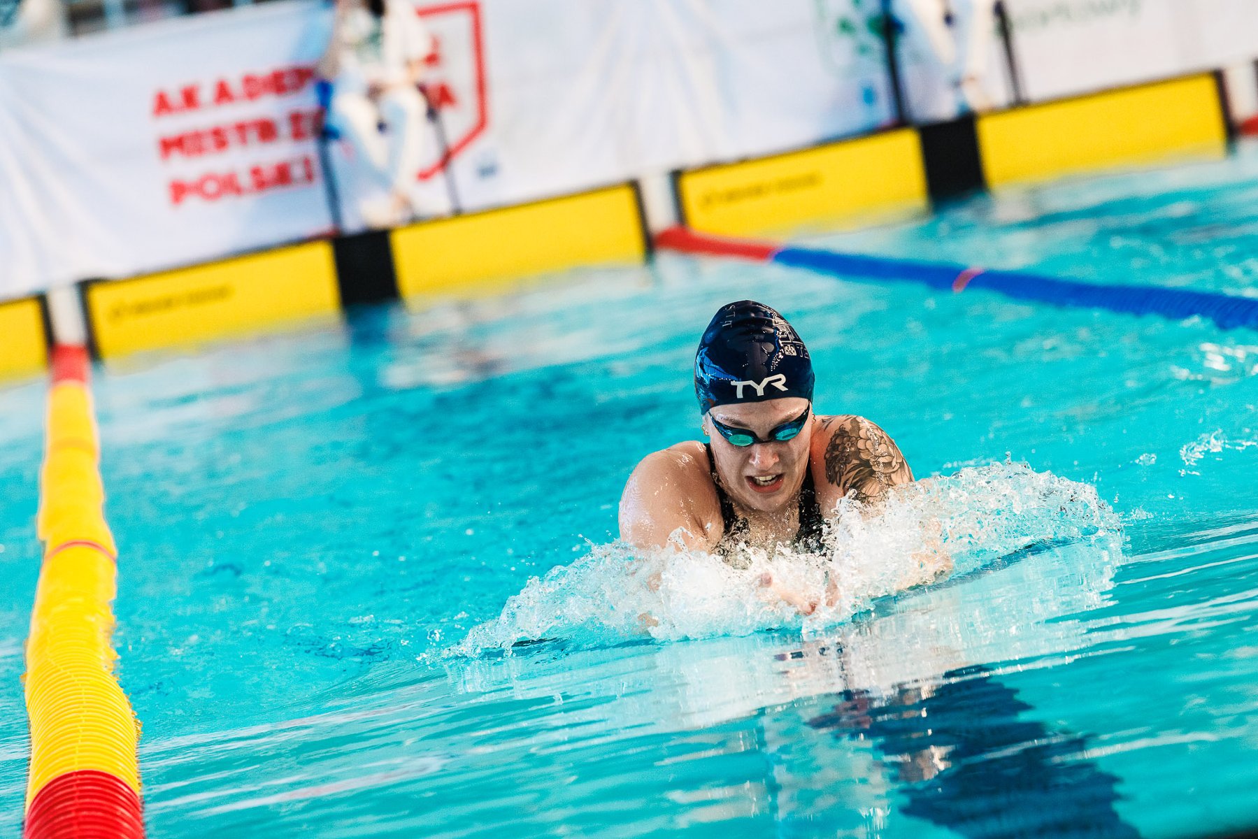 Barbara Mazukierwicz - uczestniczka Akademickich Mistrzostw Polski w pływaniu 2026, fot. B. Wojtowicz - zawodniczka płynie w basenie stylem klasycznym
