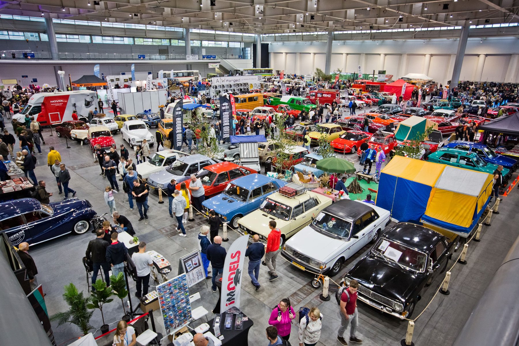 Beżowe tło z napisem "Retro motor show".