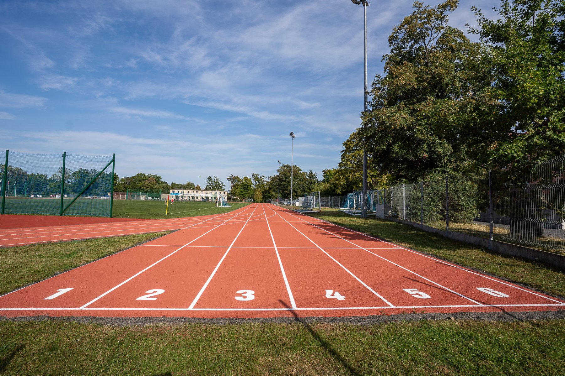 Bieżnia lekkoatletyczna na Śródce, fot. Agnieszka Wojt-Kaczmarek - na pierwszym planie 6 torów bieżni lekkoatletycznych, a w tle boisko trawiaste