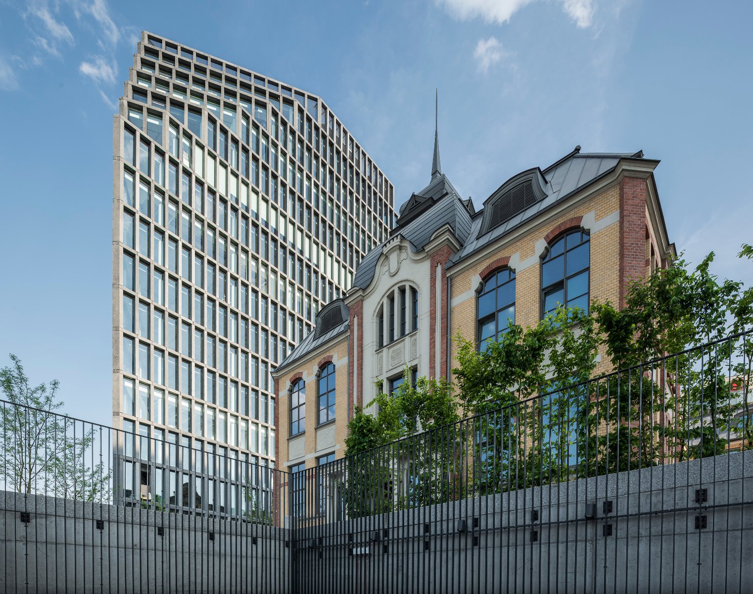 Biurowiec Bałtyk w Poznaniu. Obok klasycystyczny budynek.