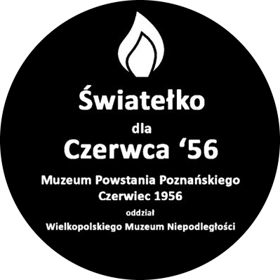 Czarne koło z grafiką płomienia świeci. Pod spodem biały napis "Światełko dla Czerwca '56. Muzeum Powstania Poznańskiego Czerwca 1956 oddział Wielkopolskiego Muzeum Niepodległości".