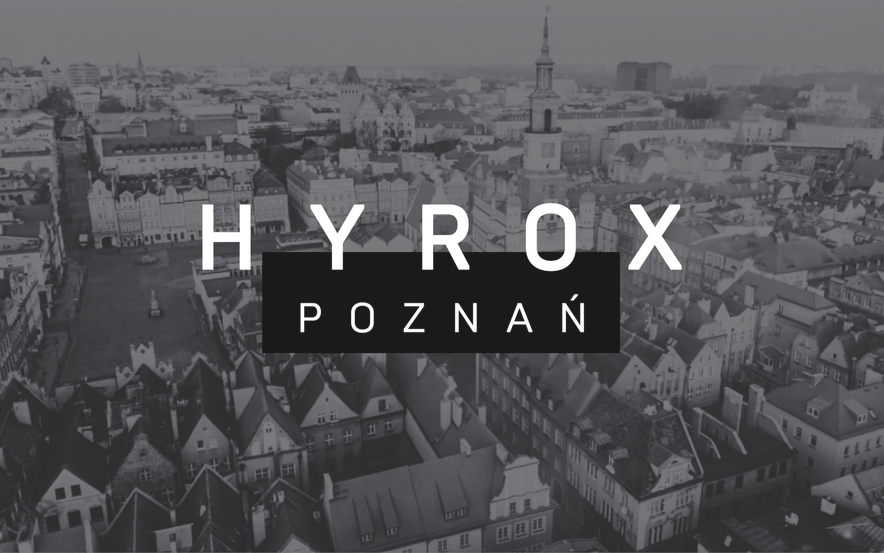 Czarno-białe zdjęcie panoramy Poznania. Na środku biały napis "Hyrox" oraz "Poznań.