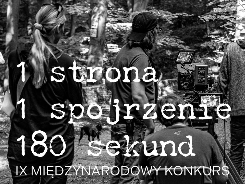 Czarno-białe zdjęcie przedstawiające ludzi kręcących film, z białymi napisami.
