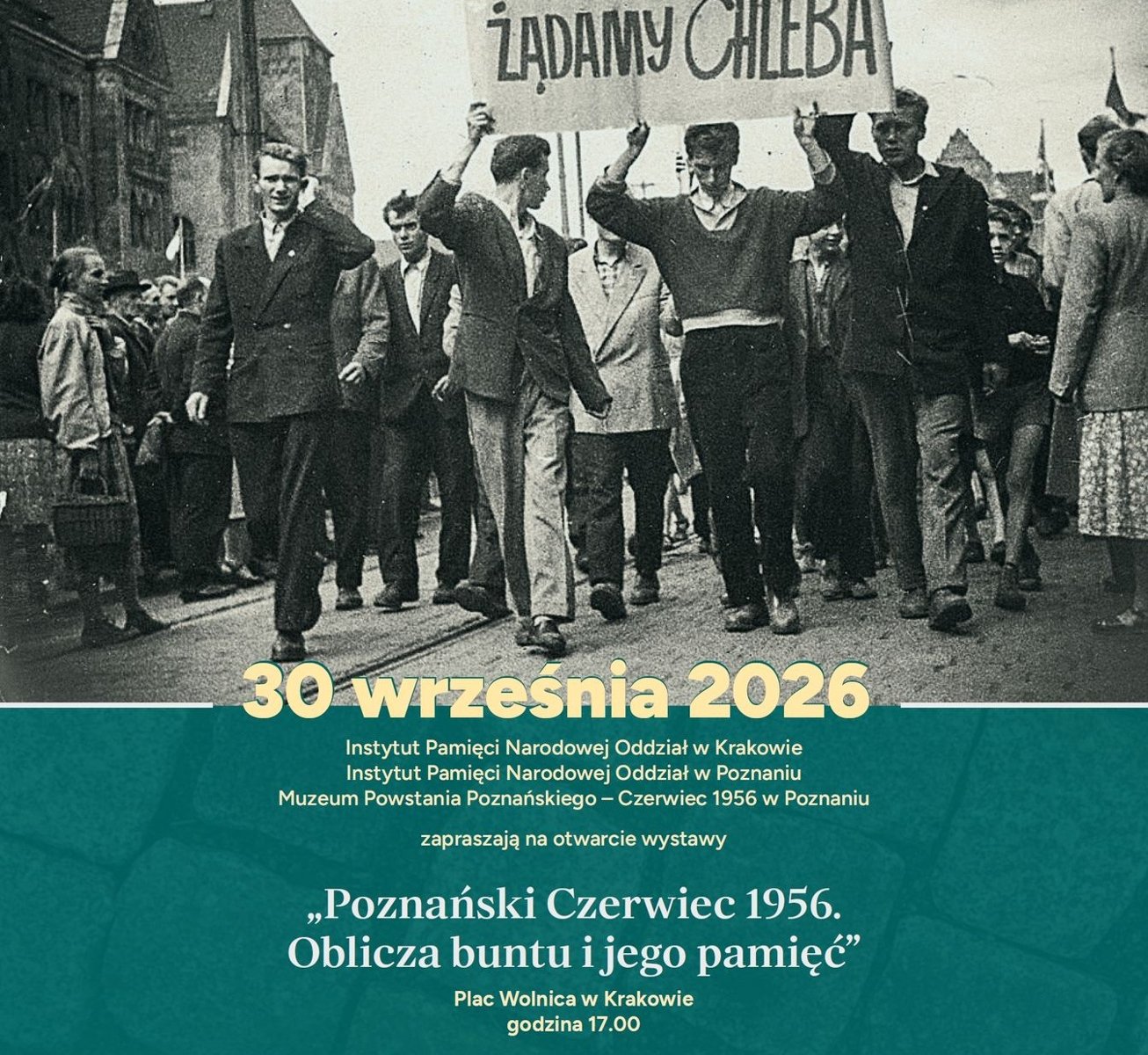 Czarnobiałe zdjęcie trzech mężczyzn niosących transparent "Chleba i wolności". Za nimi podąża tłum ludzi.