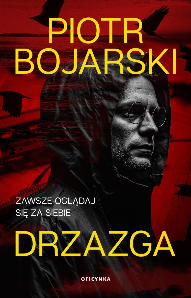Czerwona okładka książki z zakapturzonym mężczyzną w okularach.