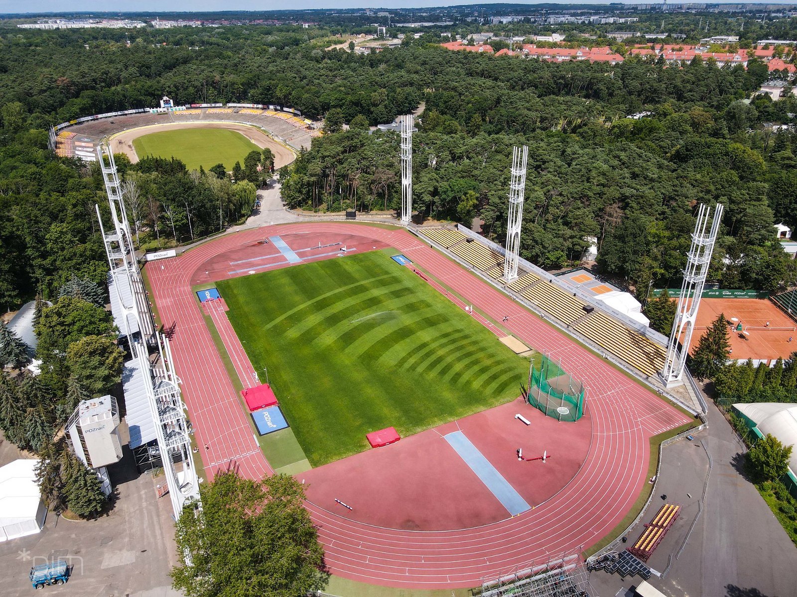 Część kompleksu boisk na Golęcinie. Widać stadion lekkoatletyczny i żużlowy