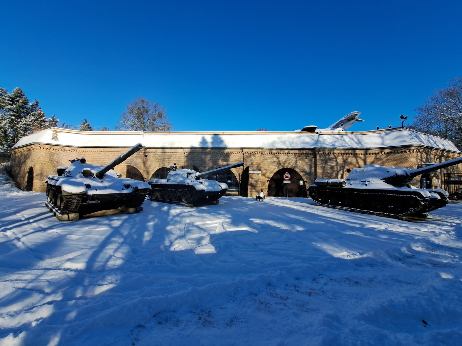 Czołgi pzysypane śniegiem przy Wielkopolskim <uzeum Uzbrojenia