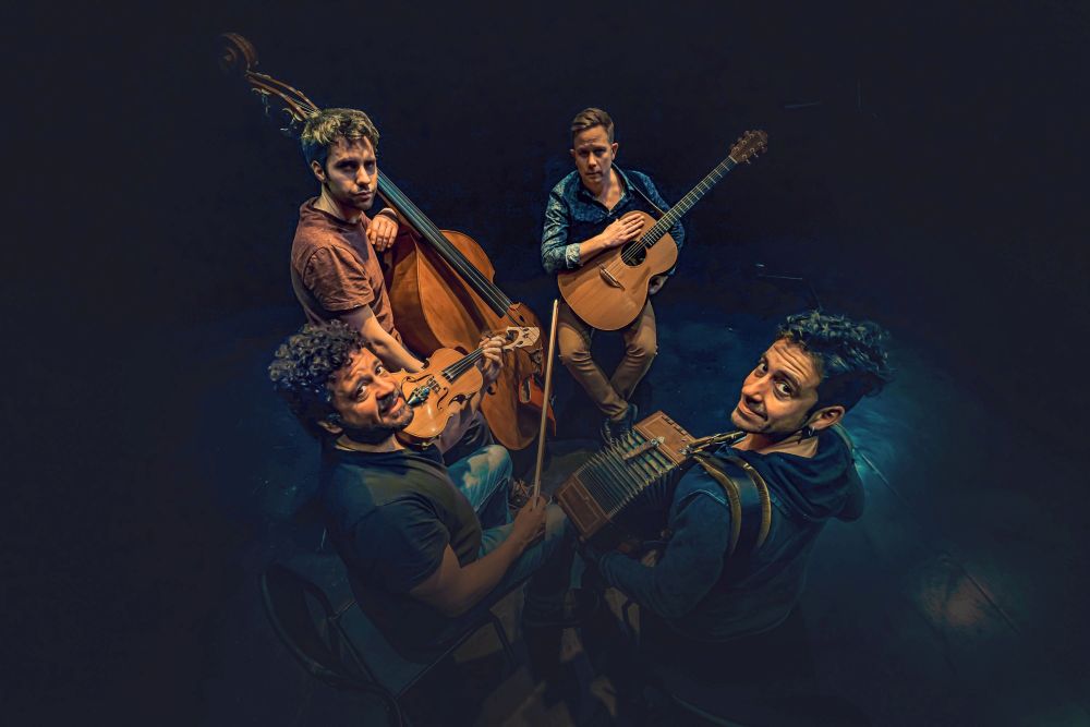 Czterech mężczyzn z instrumentami.