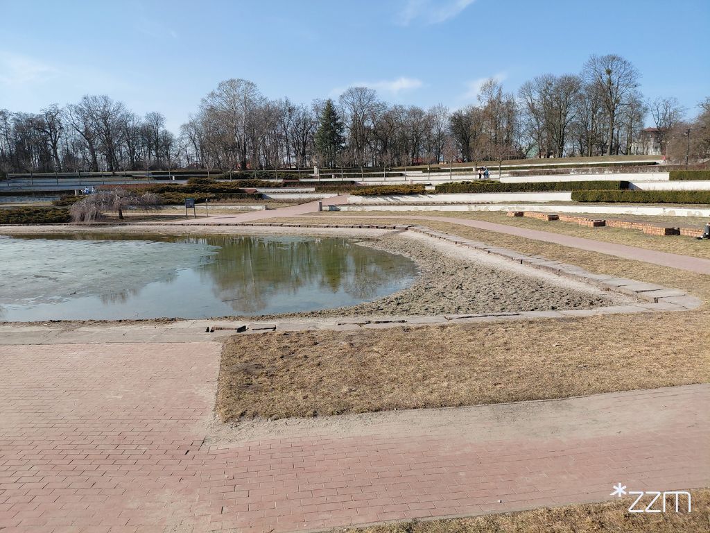 Czyszczenie zbiornika wodnego w Rosarium na Cytadeli