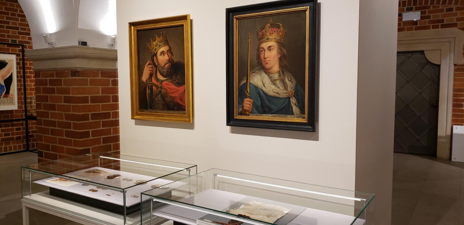 Dwa obrazy i dwie gabloty w muzeum, na obrazach królowie, w gablocie monety, dokument