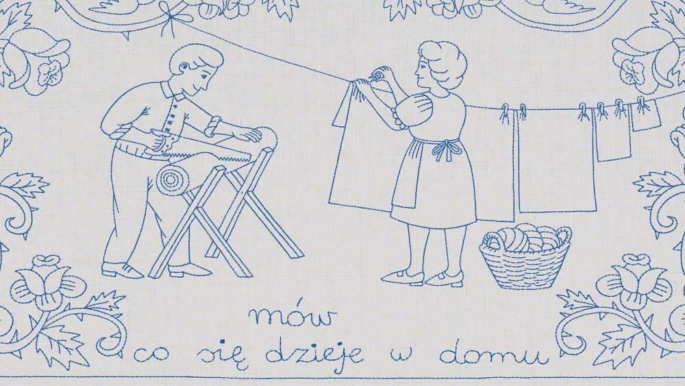 Dwie kobiety w strojach, czerwonych koralach i chustach ludowych stoją obok siebie, jedna jest w podeszłym wieku, druga młoda.
