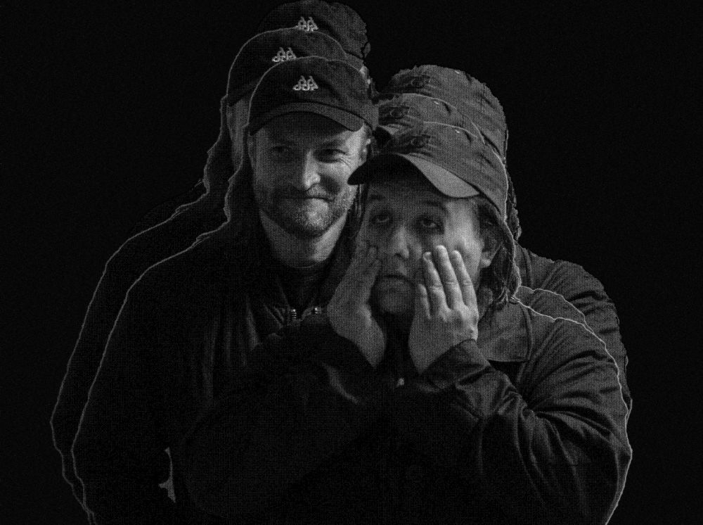 Dwie zmultiplikowane sylwetki mężczyzn.