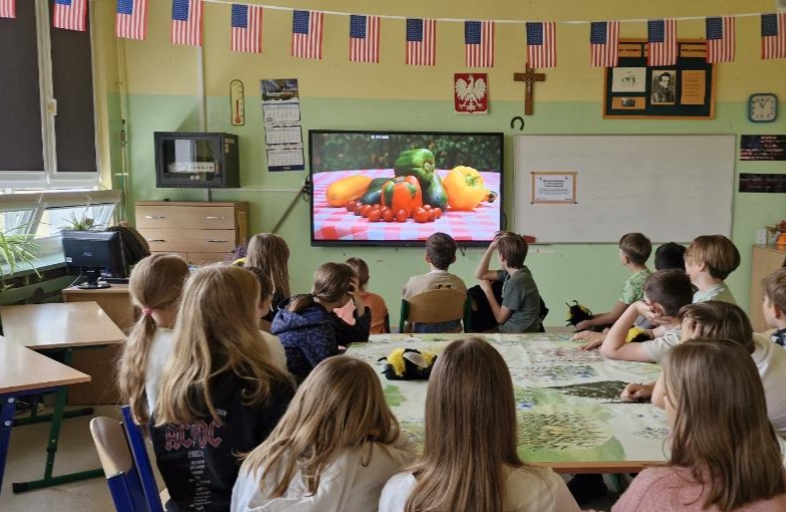Dzieci oglądające film edukacyjny
