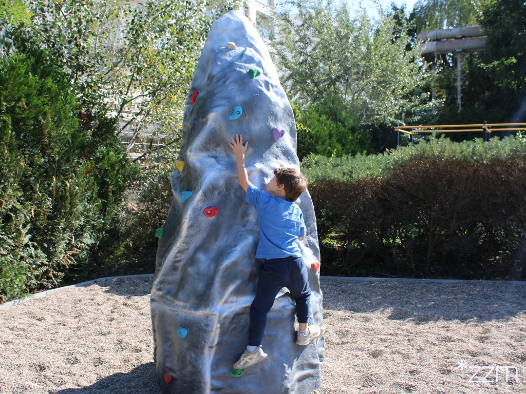 Dziecko trzymające się ścianki wspinaczkowej
