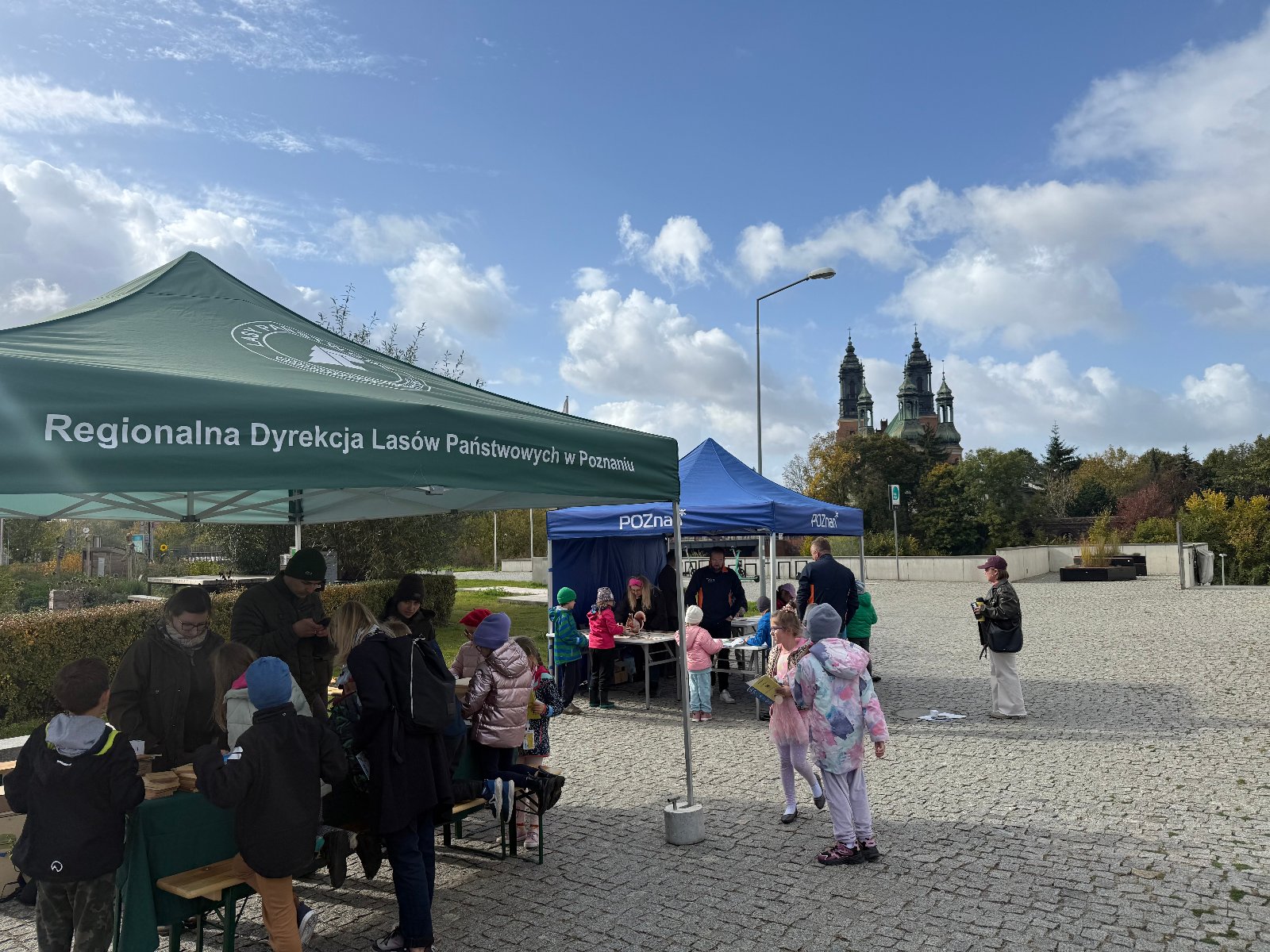 Dzień Drzewa przyciągnął do Bramy Poznania wielu mieszkańców