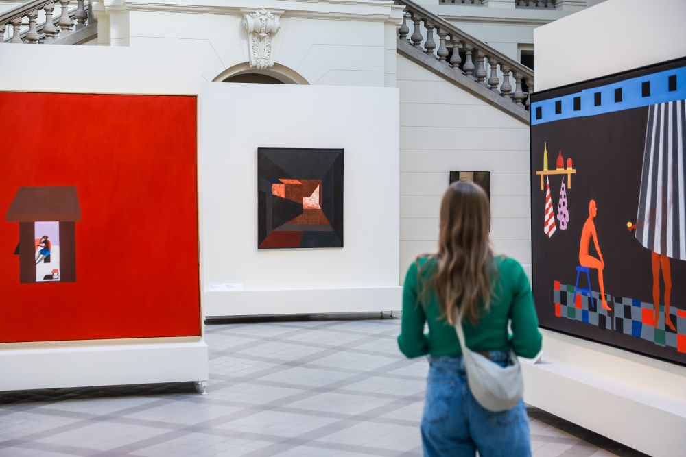 Dziewczyna przygląda się wystawie, stoi tyłem.