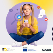 Dziewczynka trzymająca w ręce komórkę