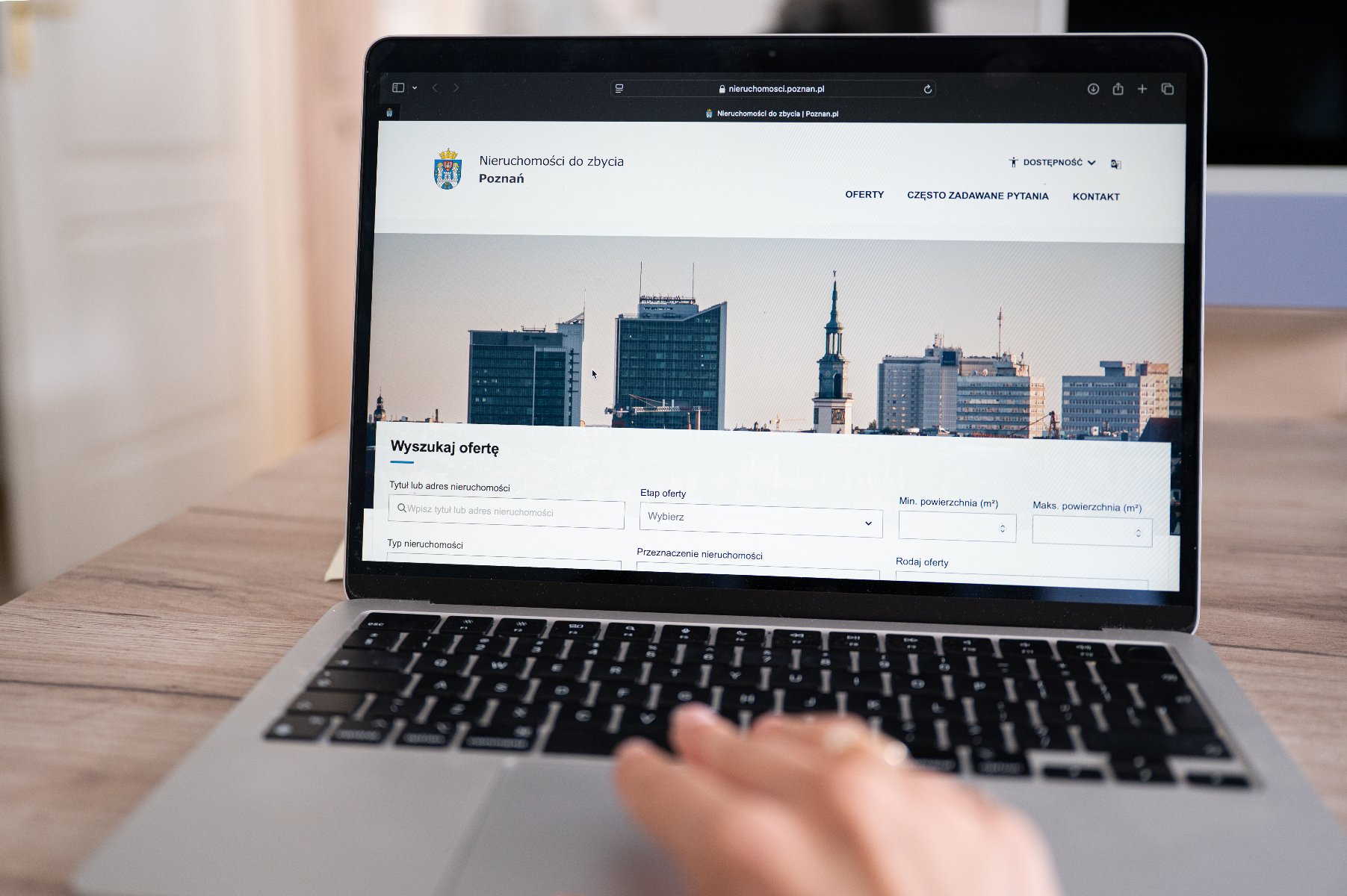 Ekran laptopa z włączoną nową stroną internetową.