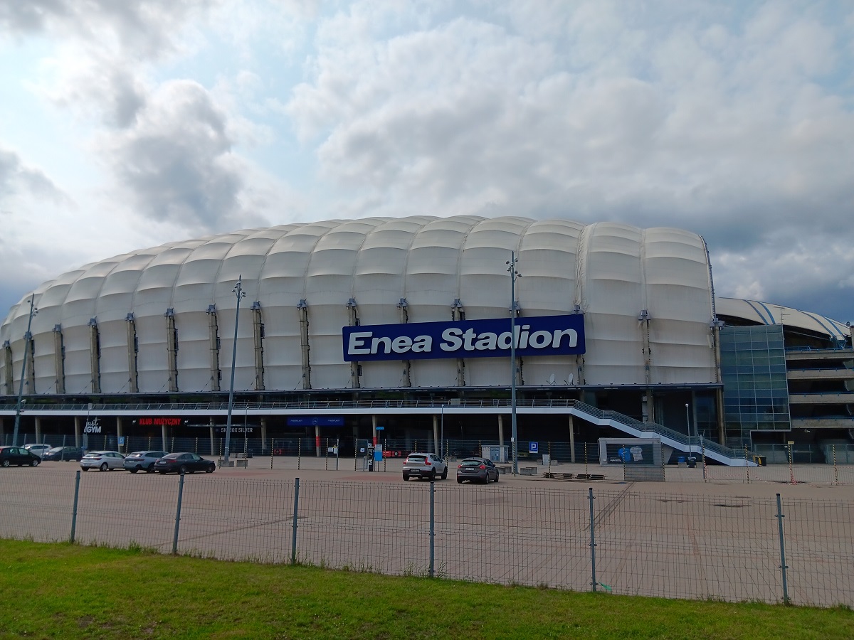 Enea Stadion przy ul. Bułgarskiej widok z zewnątrz od strony parkingu
