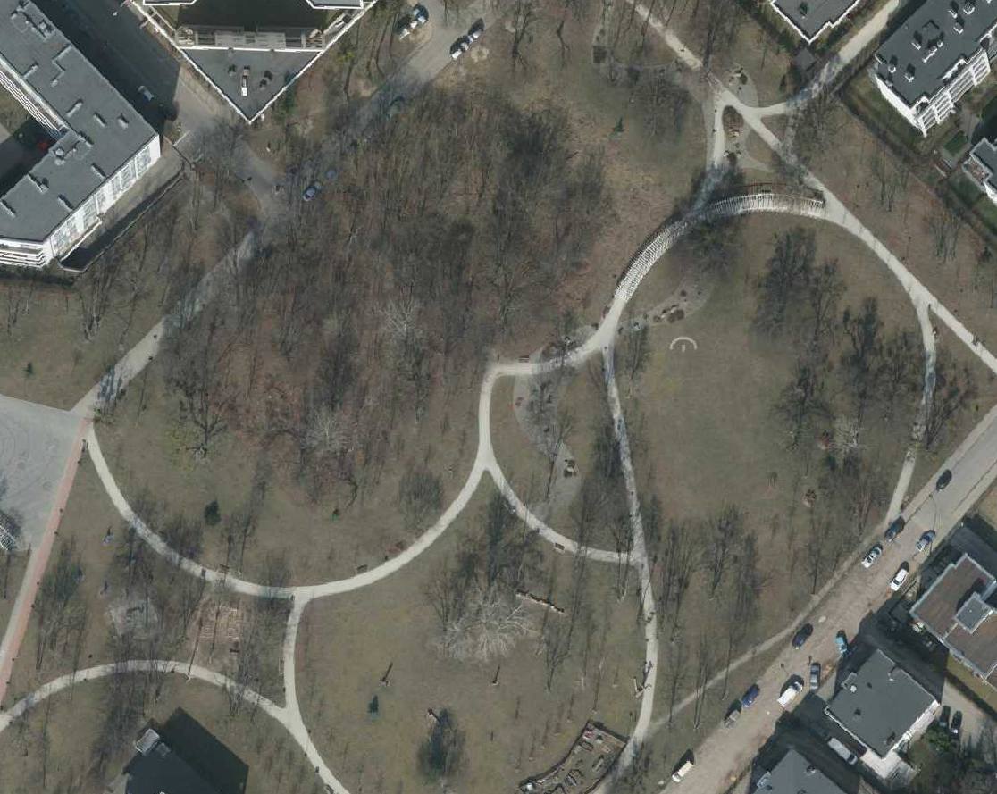 fragment mapy lotniczej z terenem zielonym alejkami i drzewami szczegóły w artykule