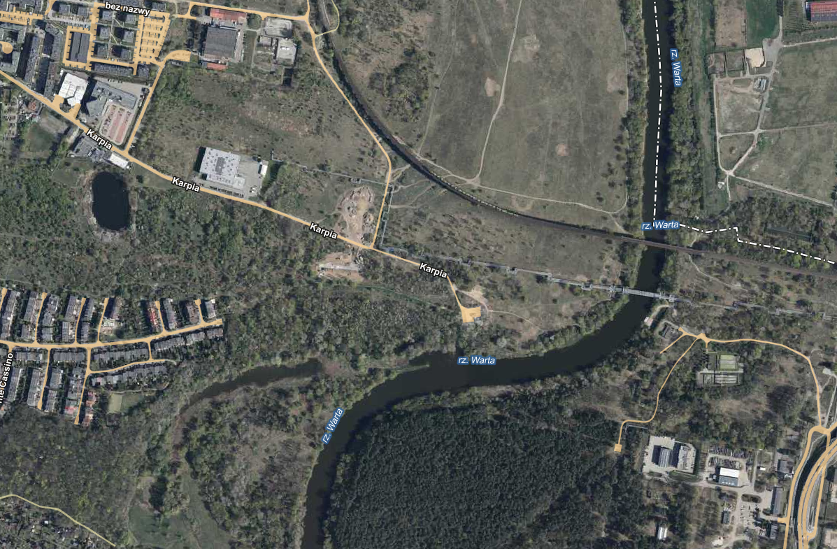 fragmnety mapy lotniczej z teren łąk rzeki z zakolem i zabudowaniami więcej w treści artykułu