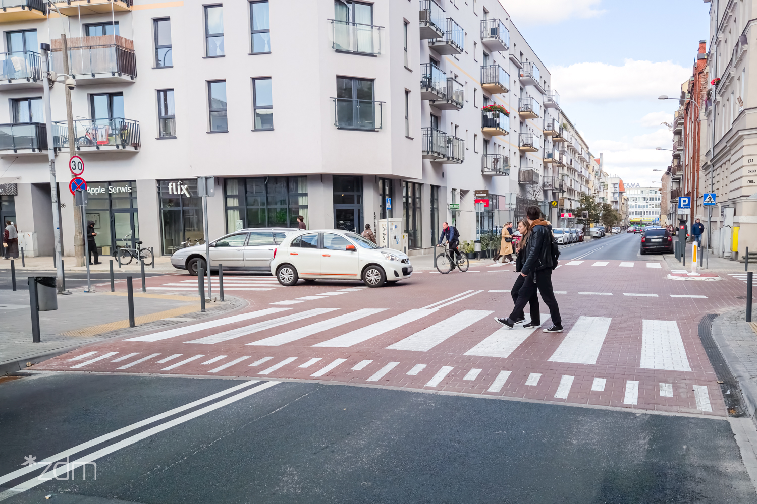 Galeria zdjęć pokazujących wyniesione skrzyżowanie u zbiegu ulic Polnej i Szamarzewskiego