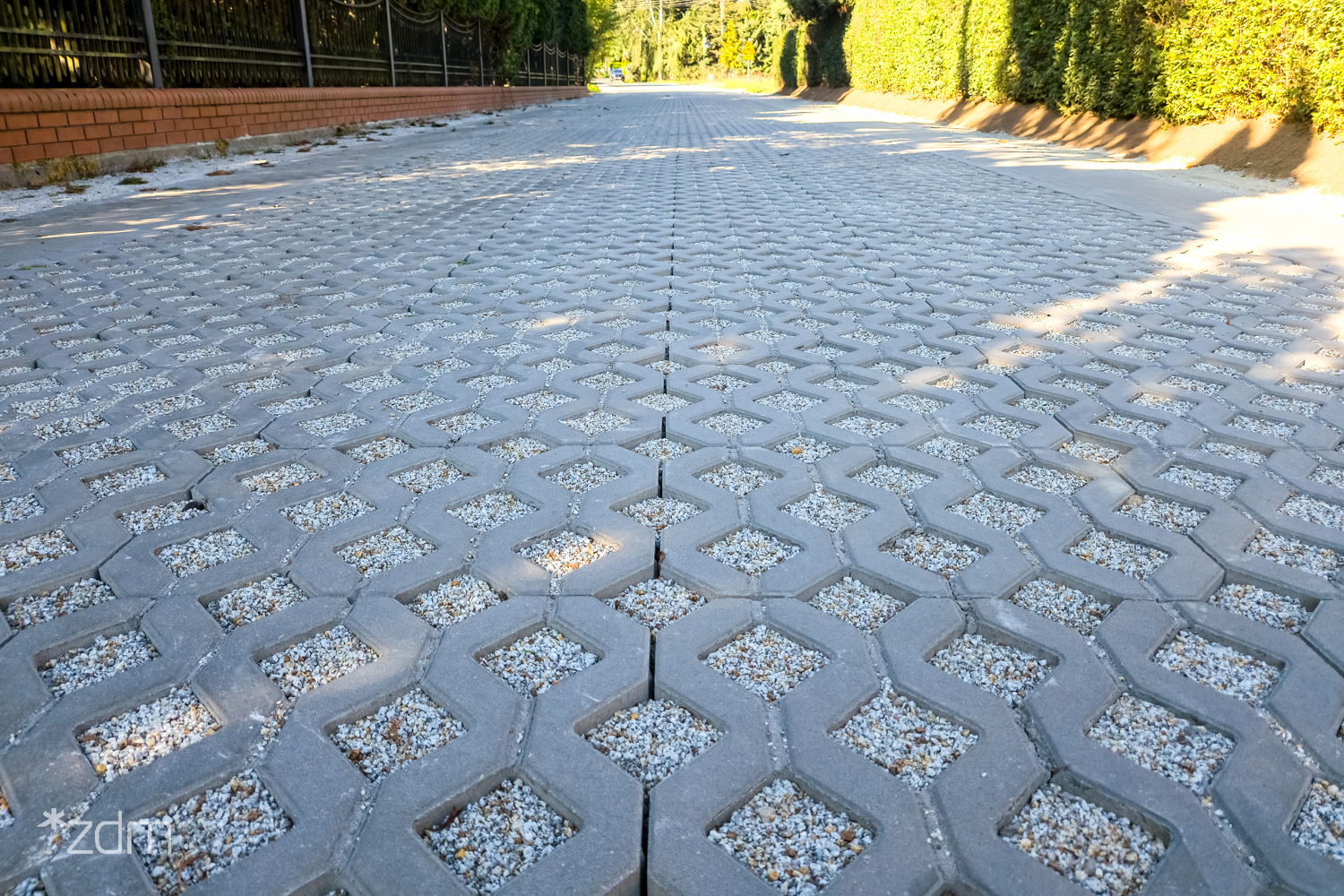 Galeria zdjęć ulic z naiwerzchnią ażurową i briefeingu z nimi związanego