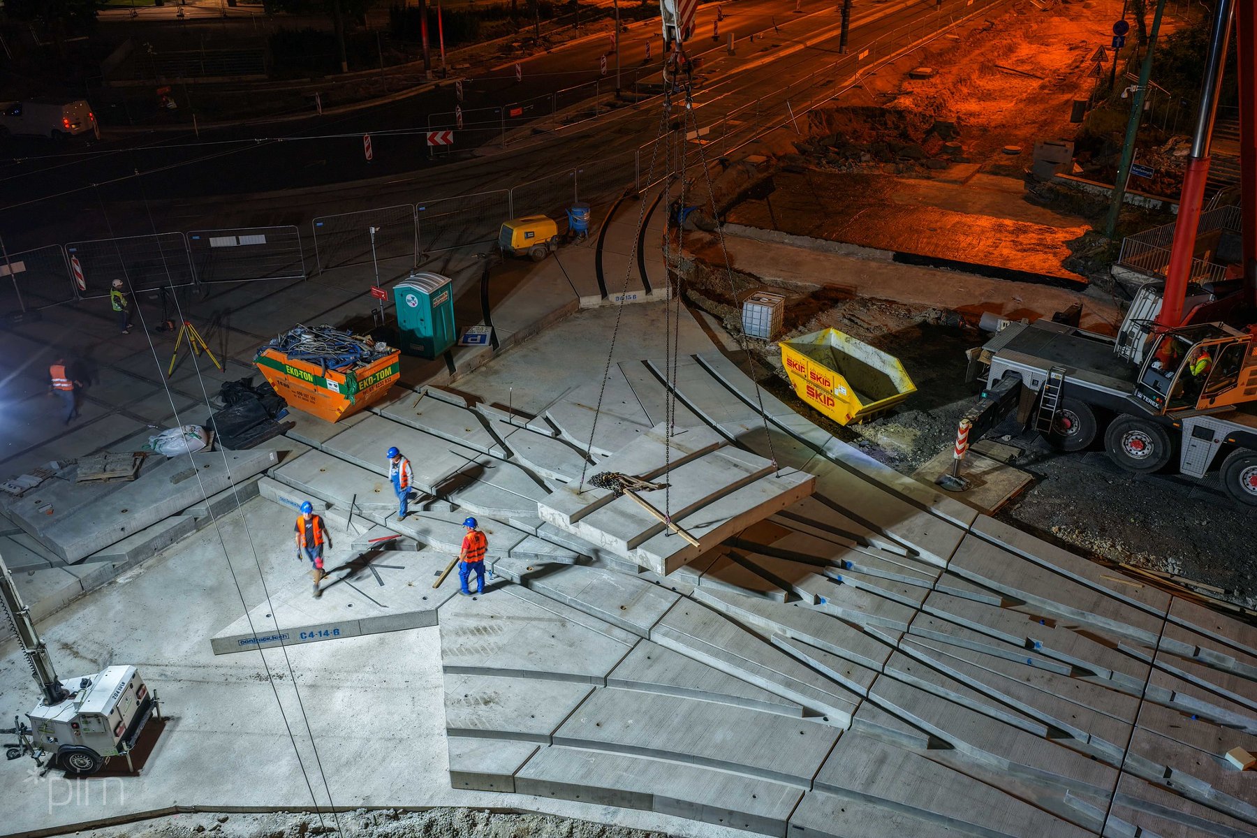Galeria zdjęć z nocnych prac na budowie trasy tramwajowej w ul. Ratajczaka