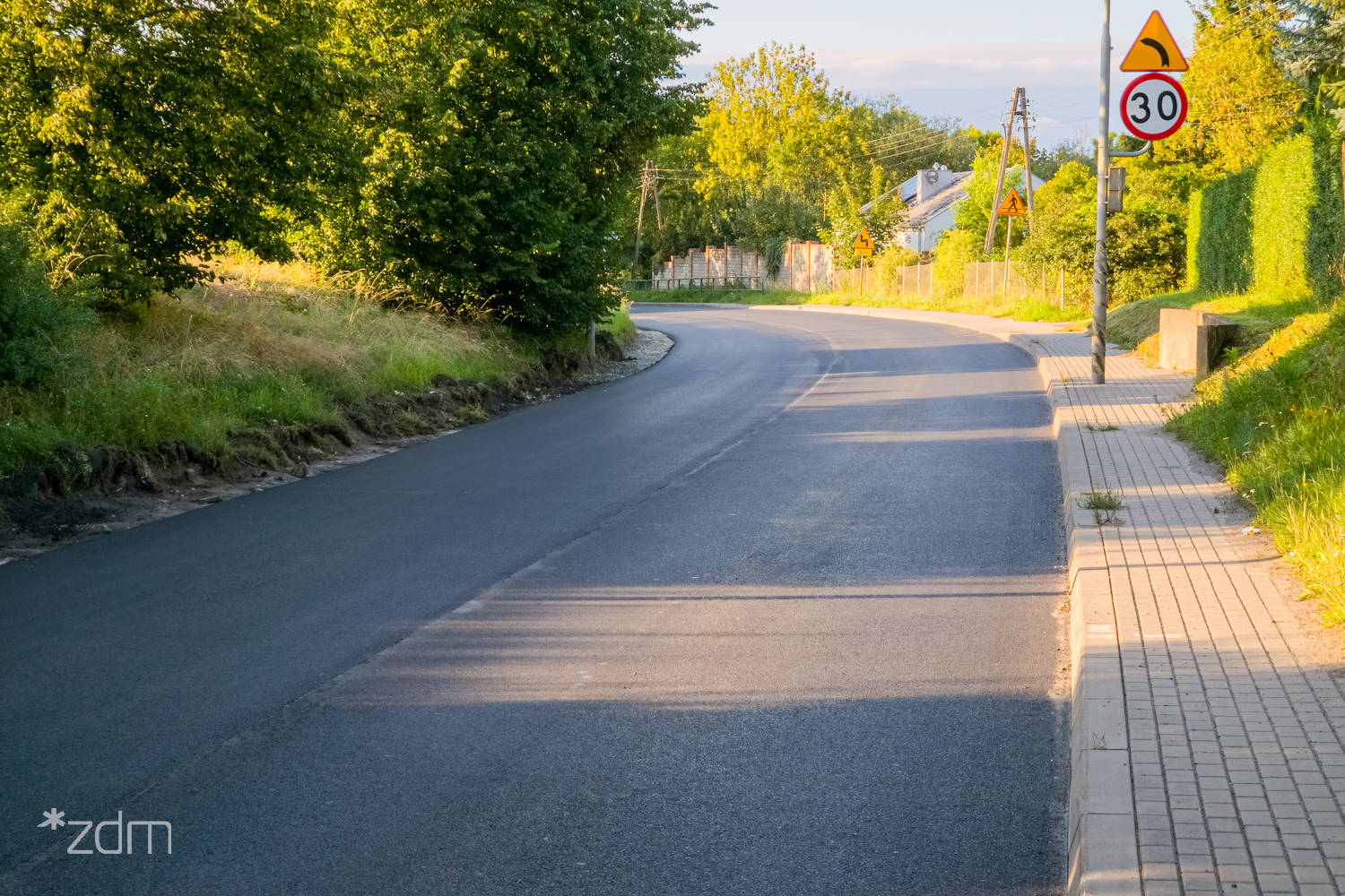 Galeria zdjęć z odnowionej ul. Radojewo - oznakowany łuk ulicy po przebudowie