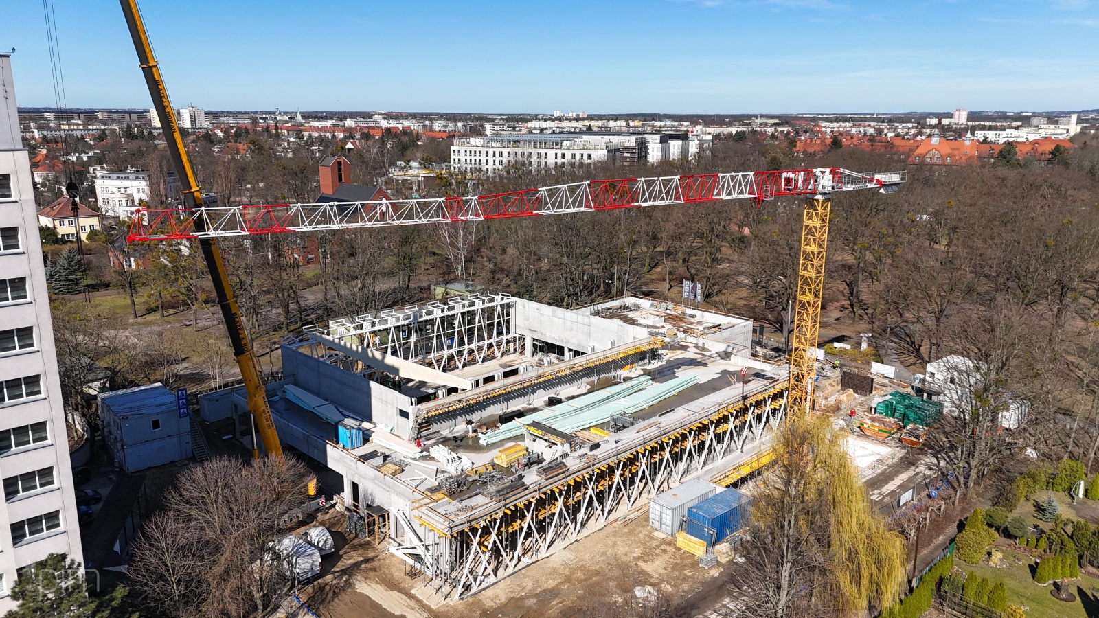 Galeria zdjęć z postępów budowy pływalni przy ul. Taborowej. Widać mury i sprzęt budowlany