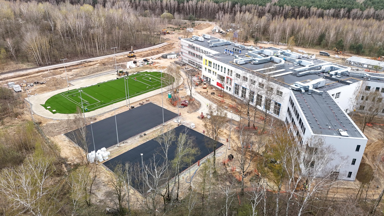 Galeria zdjęć z postępu prac przy budowie szkoły na Strzeszynie i dróg wokół niej