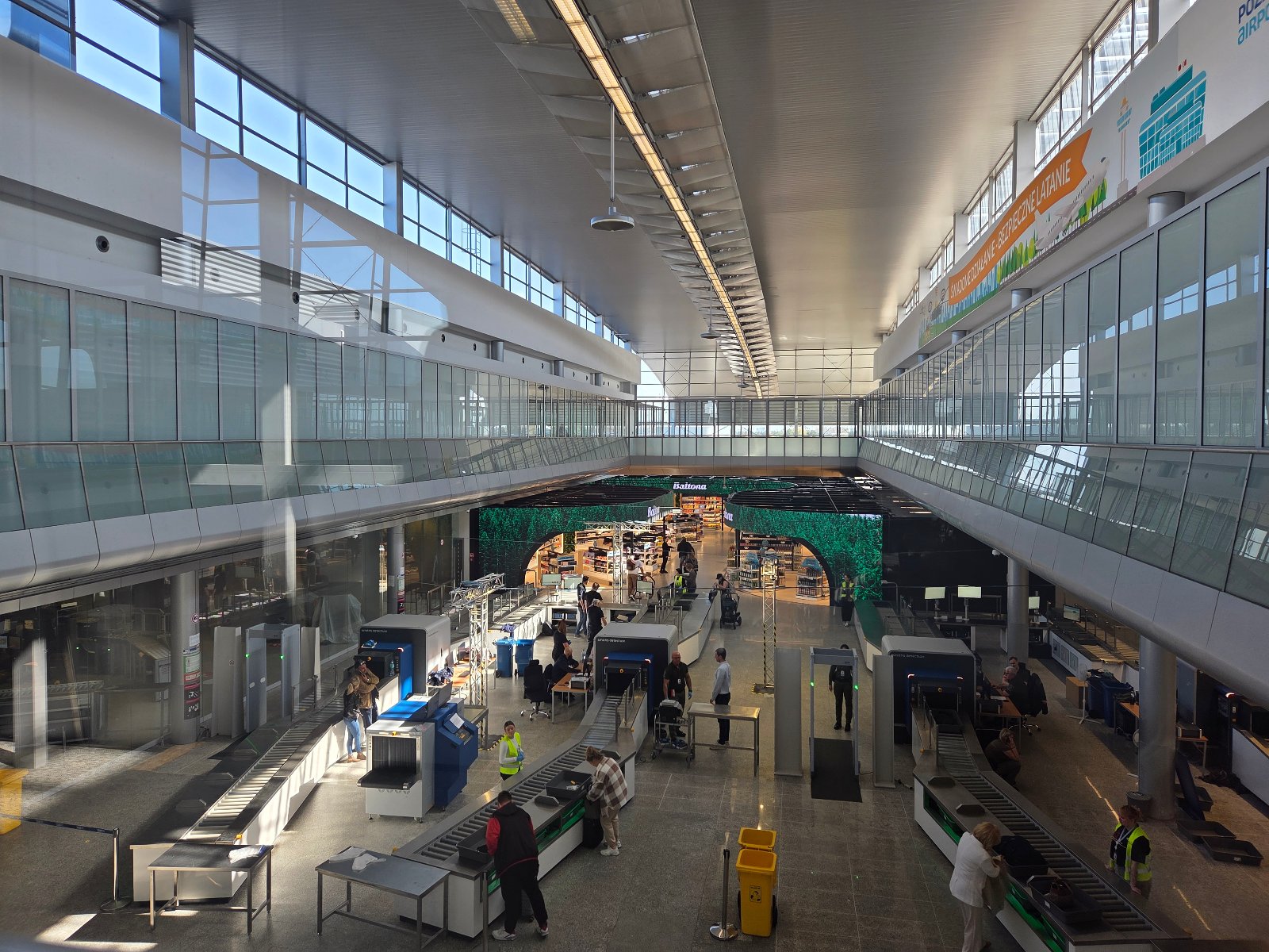 Galeria zdjęć z poznańskiego lotniska. Na zdjęciach widać nowe, dłuższe linie kontroli