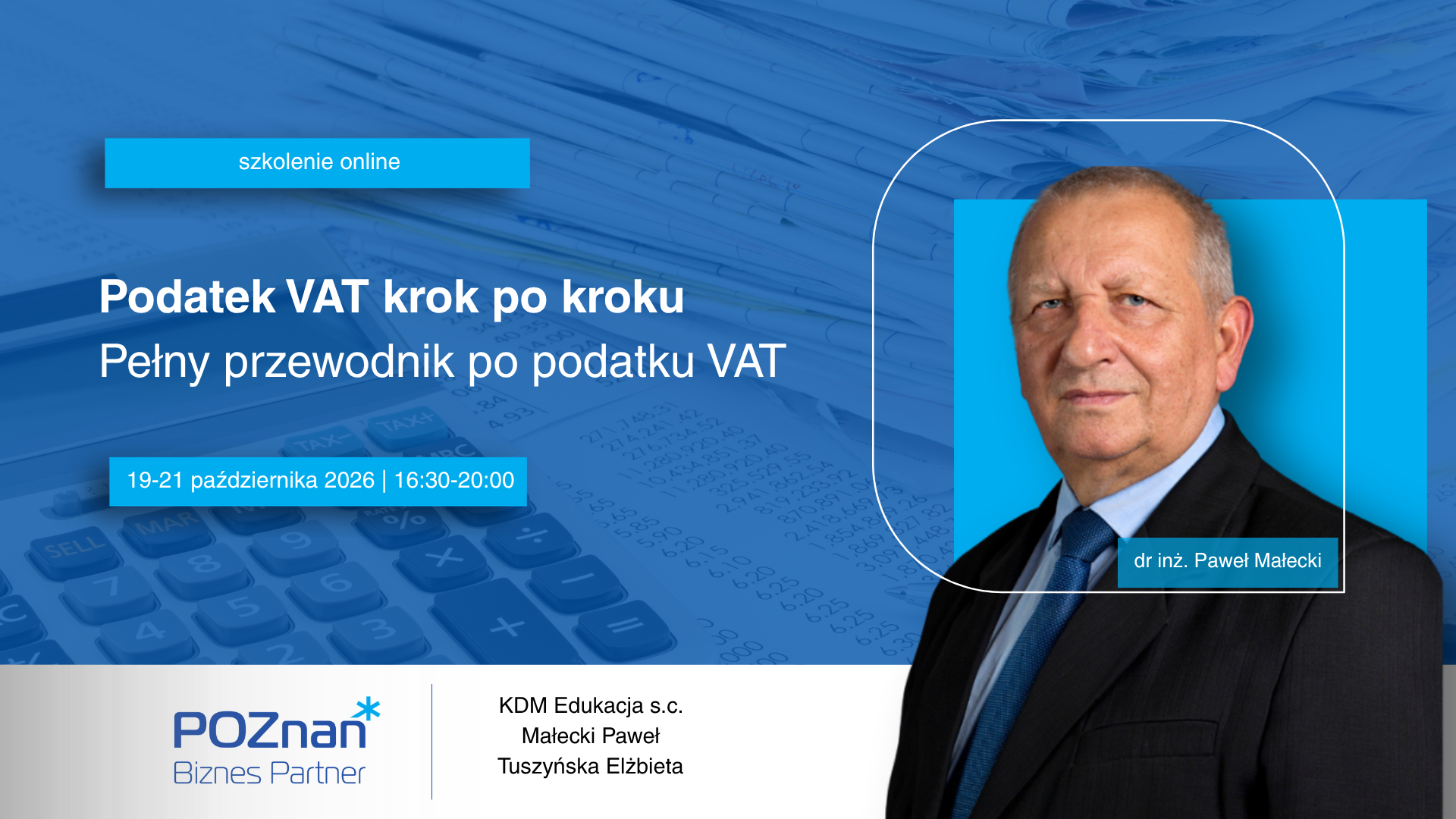 Grafika promocyjna szkolenia pt. Podatek VAT krok po kroku. Pełny przewodnik po podatku VAT. na zdjęciu prowadzący. W tle dokumenty i kalkulator