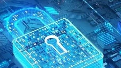 Grafika przedstawia cyfrową kłódkę symbolizującą bezpieczeństwo danych i ochronę informacji w internecie. W tle widać schematy układów elektronicznych i ciągi zer oraz jedynek, nawiązujące do technologii i cyfryzacji.