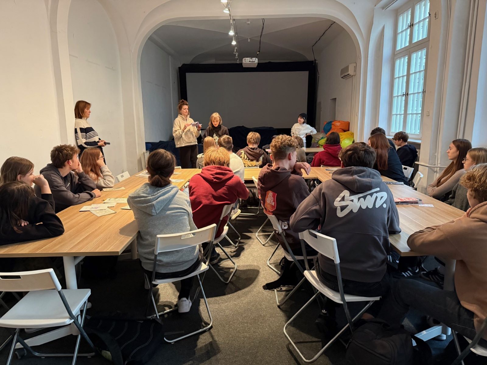 Grafika przedstawia projekt "Z kulturą o odpadach"