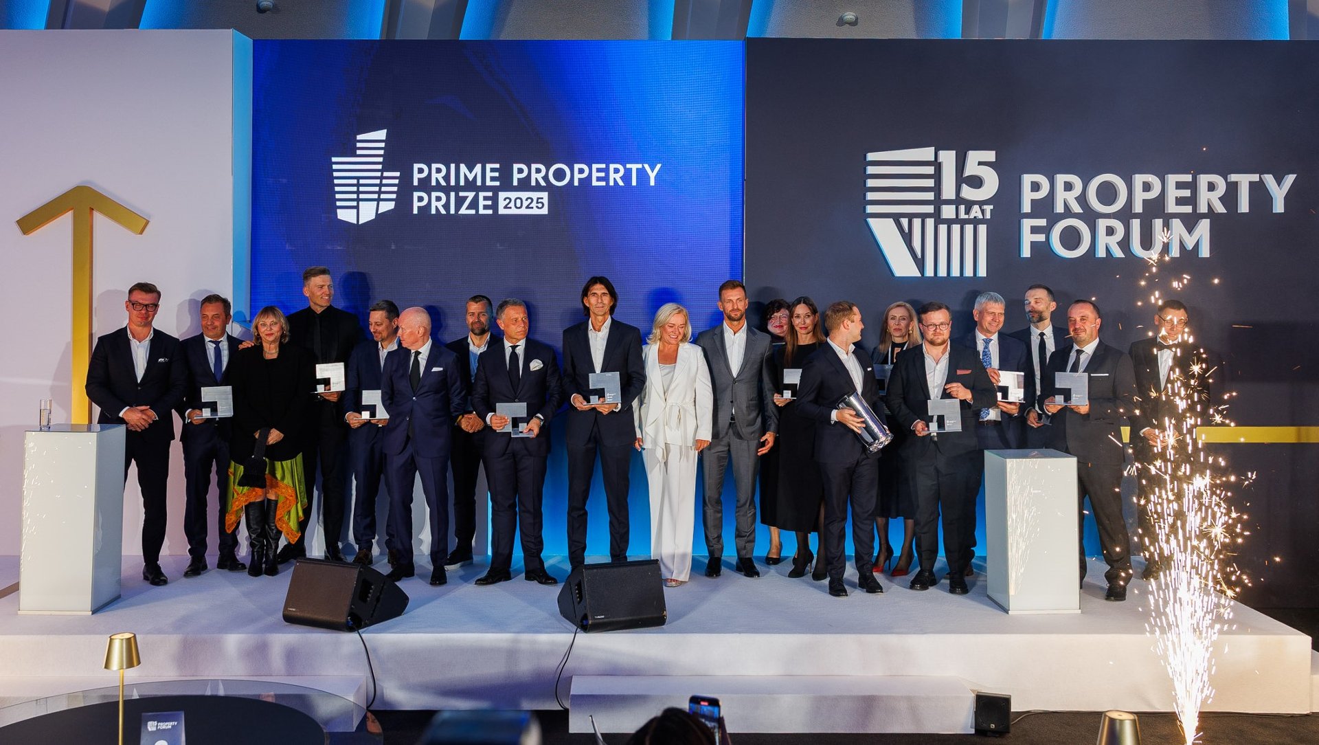 Grono laureatów konkursu Prime Property Prize. Ubrani w wieczorowe stroje.