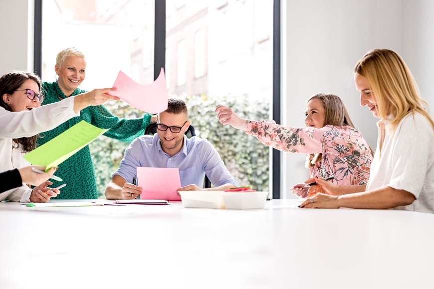 Grupa ludzi pracujących nad projektem