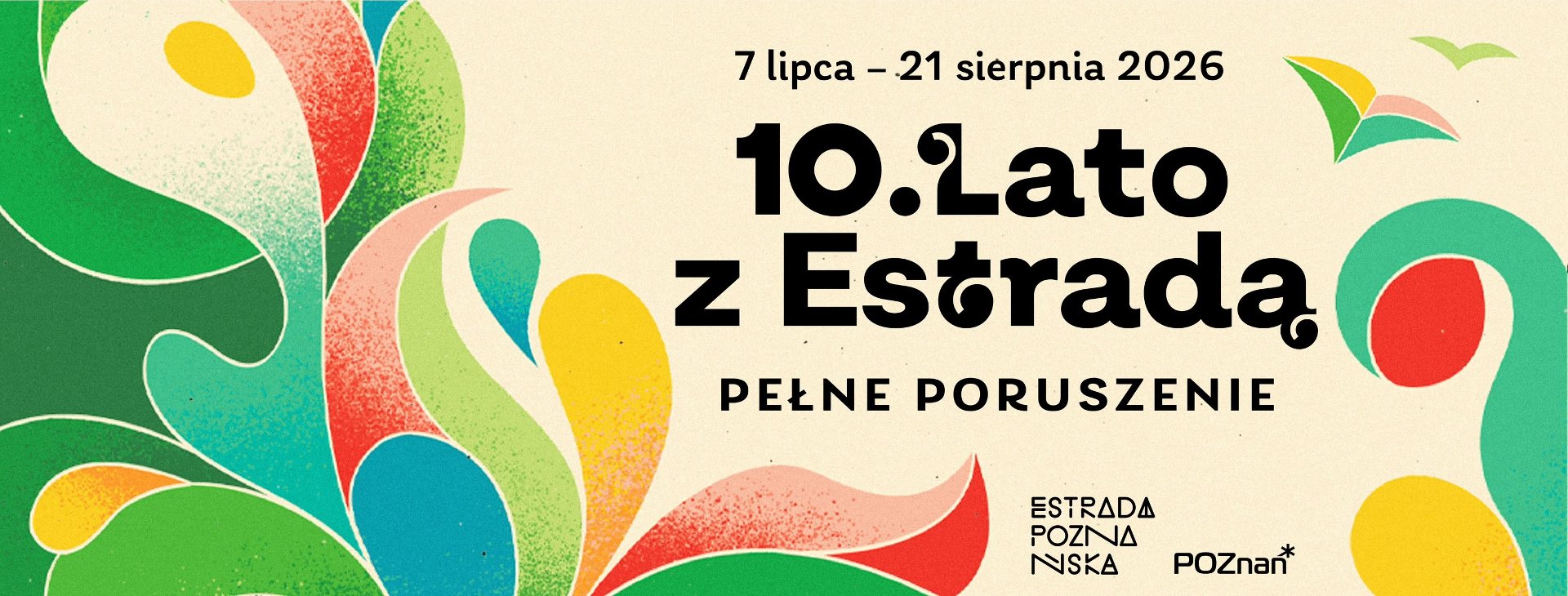 Grupa ludzi siedzi na leżakach. Wokół trawa i drzewa. W oddali kolorowe girlandy.