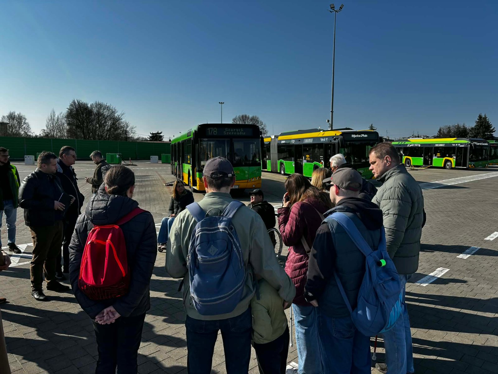 Grupa ludzi testuje autobusy MPK Poznań pod katem dostępności